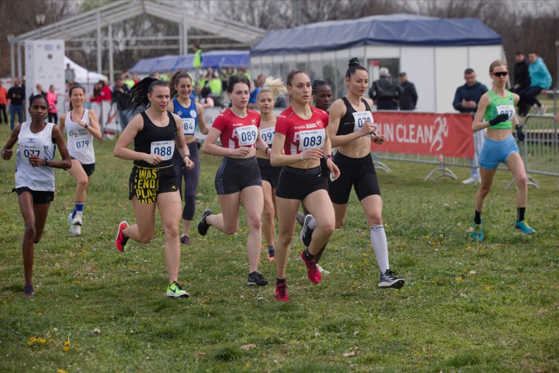 SRPKINJA NA UDARU NAKON MARATONA Aleksandra Kostadinović na udaru javnosti u Sarajevu jer je kroz cilj prošla sa podignuta tri prsta (FOTO)