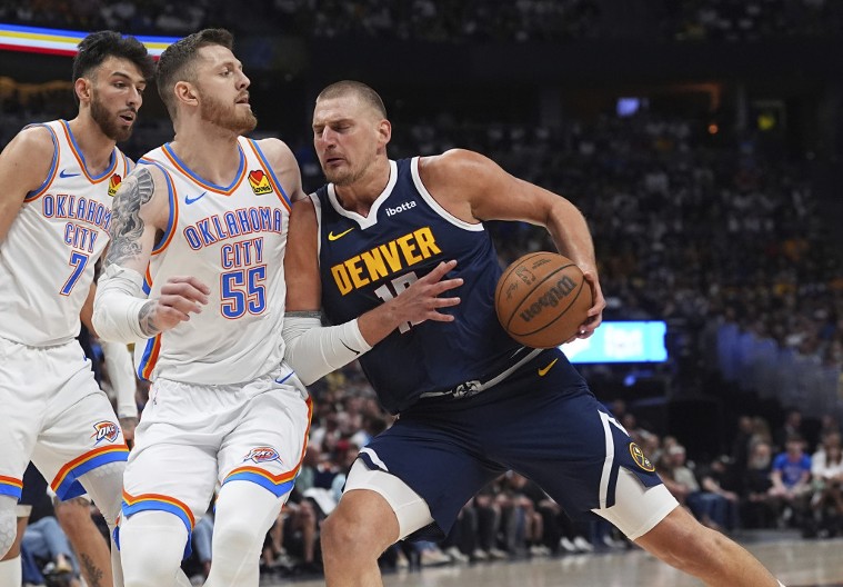 SVI SU GLEDALI SAMO U NJU Jedna od najlepših sportistkinja na svetu gledala Jokića (VIDEO)