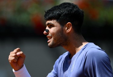 ŠPANAC PROŠAO KROZ GOLGOTU Alkaraz se žestoko namučio protiv Rusa, ali obezbedio četvrtfinale Rima