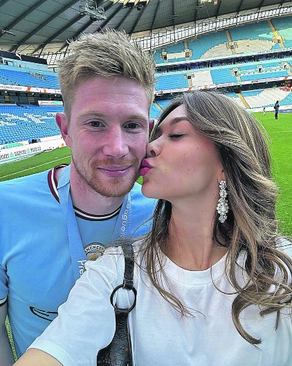 PRAVAC JUG Pod Vezuvom sve vidljiviji signali dolaska vrhunskog veziste, ženu mora da sluša...