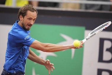 OPŠTA LUDNICA U RIMU Medvedev u ratu sa publikom, kiša napravila haos i neviđenu situaciju u svetu tenisa