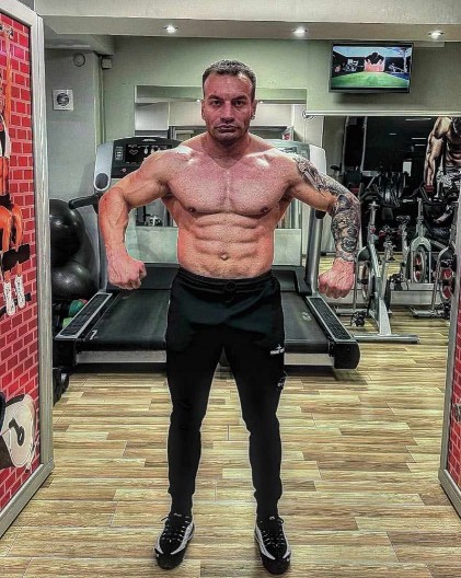 IZDOMINIRAO, A SADA GA ČEKA ČUVENI GLUMAC Dušan Savić osvojio Balkanski kup u bench presu i overio vizu za spektakl koji organizuje Arnold Švarceneger