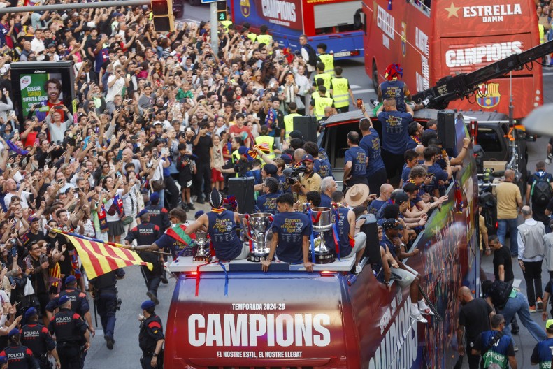 VELIKO SLAVLJE SE PRETVORILO U PRAVU DRAMU Fudbaler Barselone pao sa autobusa tokom šampionske povorke