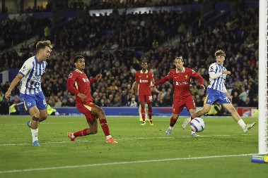 "GALEBOVI" SE RAZLETELI PROTIV ŠAMPIONA Liverpul osvojio titulu i povukao ručnu, Brajton slavio