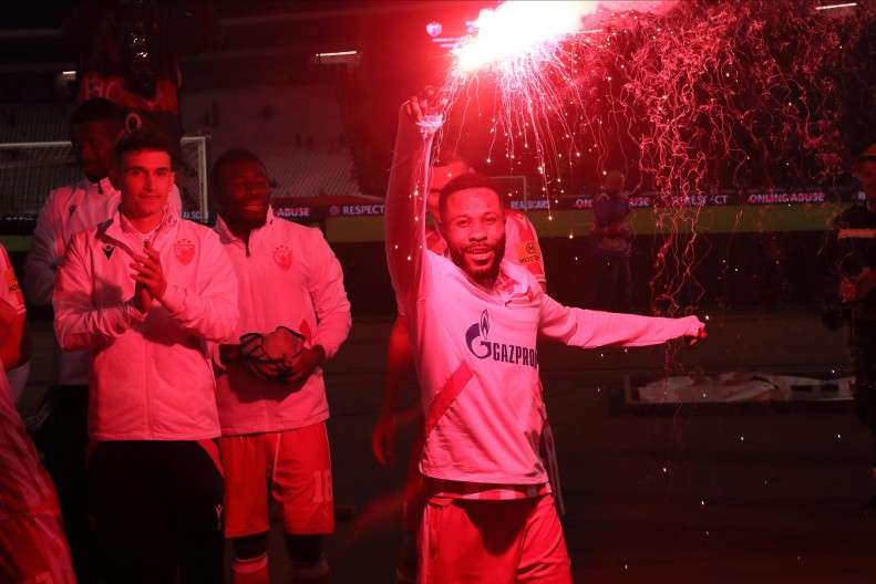 OVA SRAMOTA PAZARACA JE SVIMA PROMAKLA Huligani bakljom pogodili Kangu - Reakcija Gabonca je neverovatna (VIDEO)