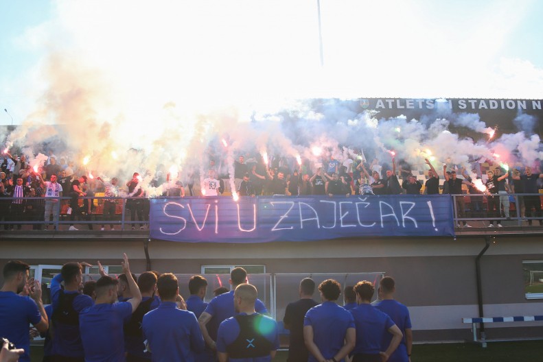 SPEKTAKL U NOVOM PAZARU Navijači došli na trening i poslali poruku igračima pred meč sezone (FOTO)