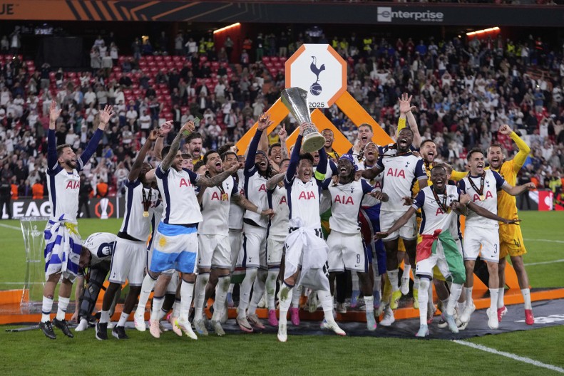 U PRAVU JE AMORIM, OVAKAV JUNAJTED I NIJE ZA LŠ Postekoglu sačuvao posao, Totenhemu pehar Lige Evrope posle 41 godine!