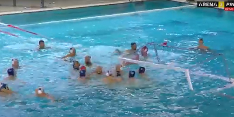 BRUTALNA TUČA VATERPOLISTA RADNIČKOG I NOVOG BEOGRADA Opšti haos u finalu, sevale pesnice na sve strane, potopljen gol (VIDEO)