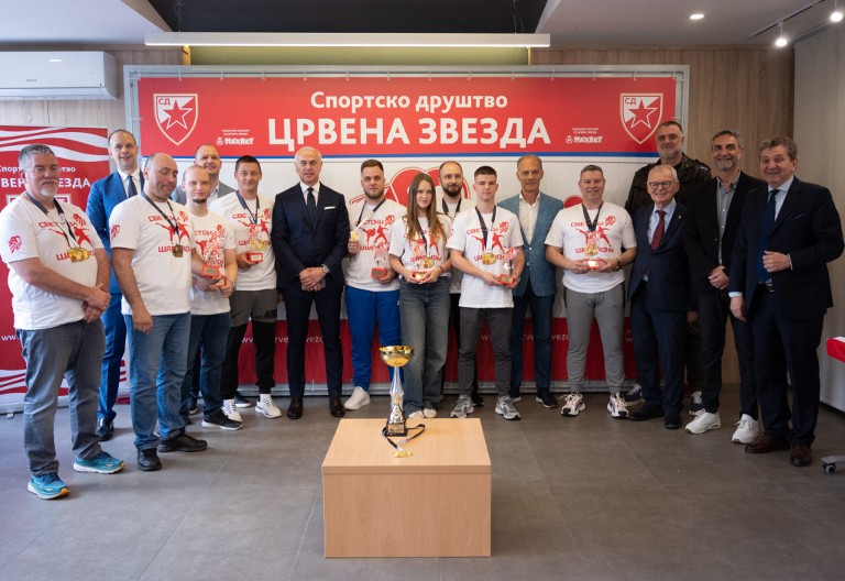 SD Crvena zvezda uručilo plakete "Naš šampion" Zvezdinim karatistima prvacima sveta