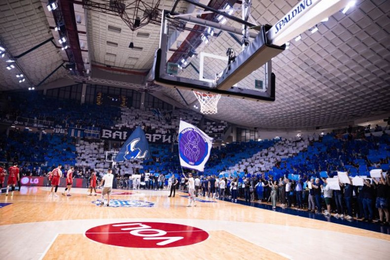 IMAO JE ŠTA DA PORUČI NAVIJAČIMA Igrači Zvezde uzašli na teren, a onda se oglasio kapiten Budućnosti