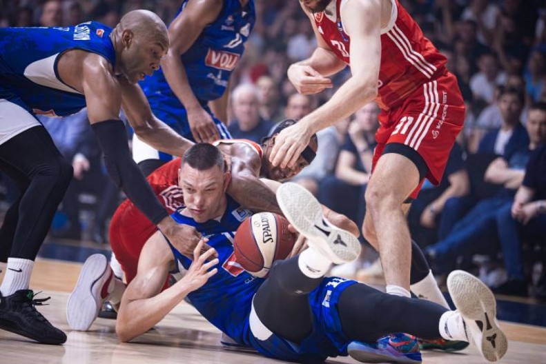 POJAVILI SE NOVI DETALJI HAOSA Sferopulos u klinču sa jednim od najbojih igrača Budućnosti, Kalinić gađao nazad navijače (VIDEO)