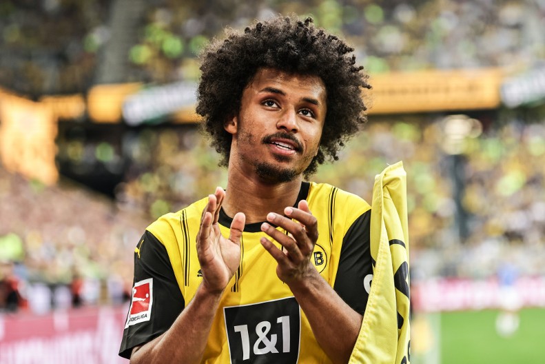 SKANDALOZNI ISPAD ZVEZDE BUNDESLIGE Reprezentativac Nemačke pokazivao dvoglavog orla ispred spomenika UČK (FOTO)