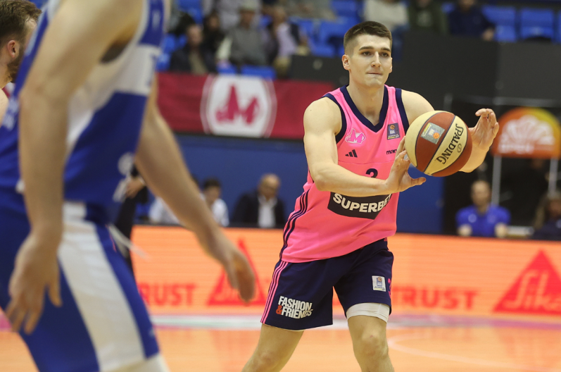 ODŽELEJ ĆE MALO DA SAČEKA Zvezda nadomak potpisa velikog bisera Mege