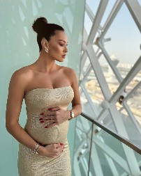 ZBOGOM, EMIRATI Najlepša voditeljka odradila fajnal-for uz bebina šutiranja!