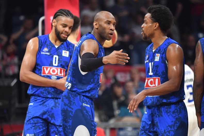 INCIDENTI U ARENI Navijači Zvezde gađali igrače Budućnosti, štitili ih direktor crveno-belih i doktor