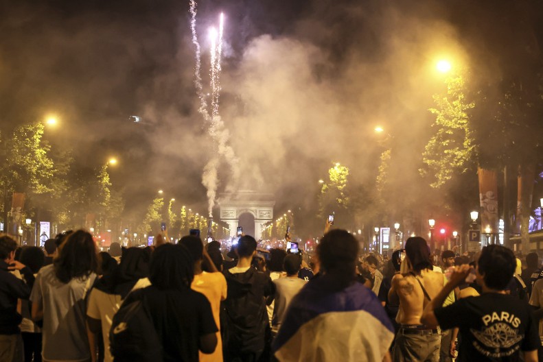 UŽASNE SCENE U FRANCUSKOJ Mladić nastradao na proslavi titule Lige šampiona PSŽ-a