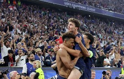 SUZE KOJE SU OBIŠLE ČITAVU PLANETU Ostao bez majke dok je bio u drugom klubu, stigao u Pariz i osvojio Ligu šampiona (VIDEO)