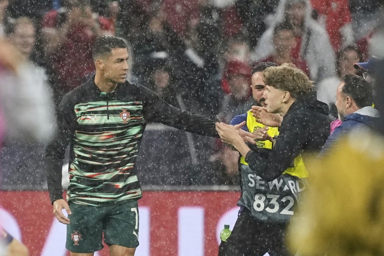 JEZIVE SCENE U MINHENU Dečak hteo da se slika sa Ronaldom, pa krvnički ostao na zemlji