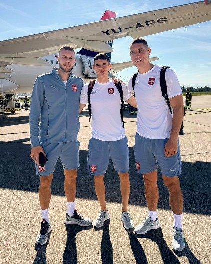 NE MOŽE MUVA DA PROLETI "Orlovi" sleteli u Tiranu, pod budnim okom specijalaca sa dugim cevima (VIDEO)