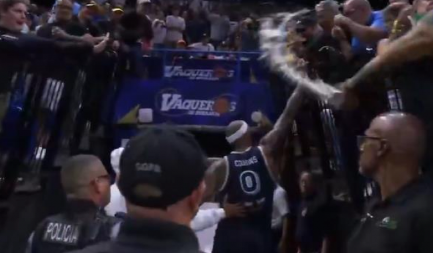 KRŠ I LOM Jokićev saigrač napravio pravi skandal na meču: Pokazivao srednji prst navijačima, oni ga polili pivom: Obezbeđenje ga jedva izvelo iz hale (VIDEO)