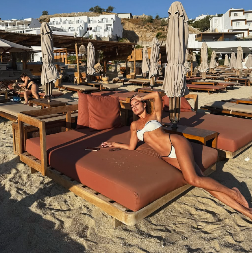 SANJINE FOTKE OD KOJIH ZASTAJE DAH Portparolka Vojvodine u brutalnom izdanju na Mikonosu, muškarci su skroz odlepili (FOTO)