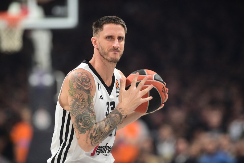 BURA EMOCIJA U BOLONJI U bolnici gde se lečio i Siniša Mihajlović, Polonara dobio prelepo iznenađenje (FOTO)