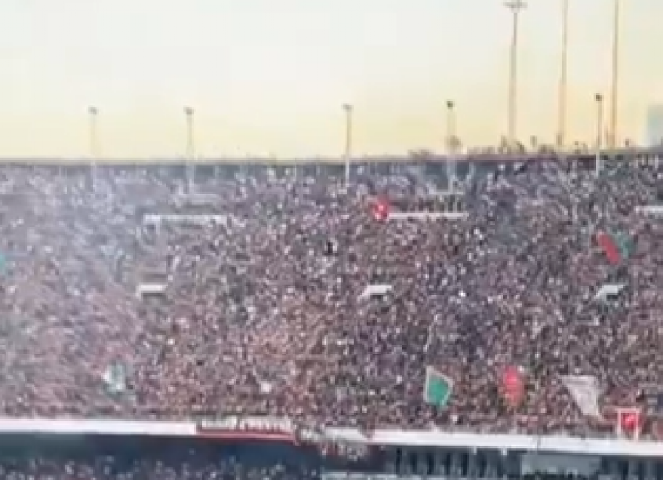 UZNEMIRUJUĆI SNIMAK Horor na stadionu: Srušila se ograda tribine, jedna osoba poginula, košmar i haos posle titule