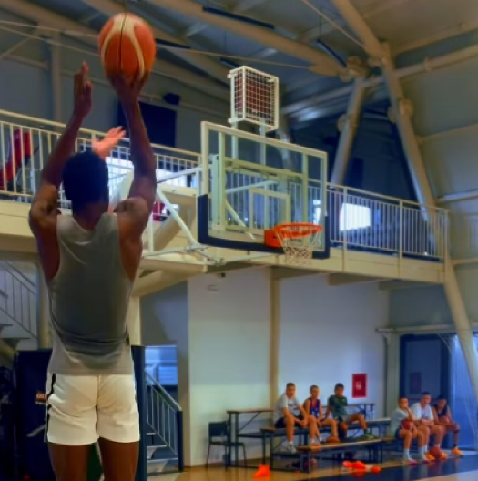 ČUDO OD DETETA Neviđeni talenat krči put ka zvezdama u akademiji košarkaške legende: Ima samo 16 godina, a već preti da pomrsi račune najvećima (VIDEO)