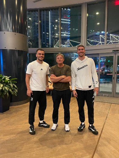 PIKSI U MAJAMIJU Dragan Stojković čestitao Sergeju i Mitroviću pobedu nad Sitijem, pa razgovarao sa Vlahovićem i Kostićem