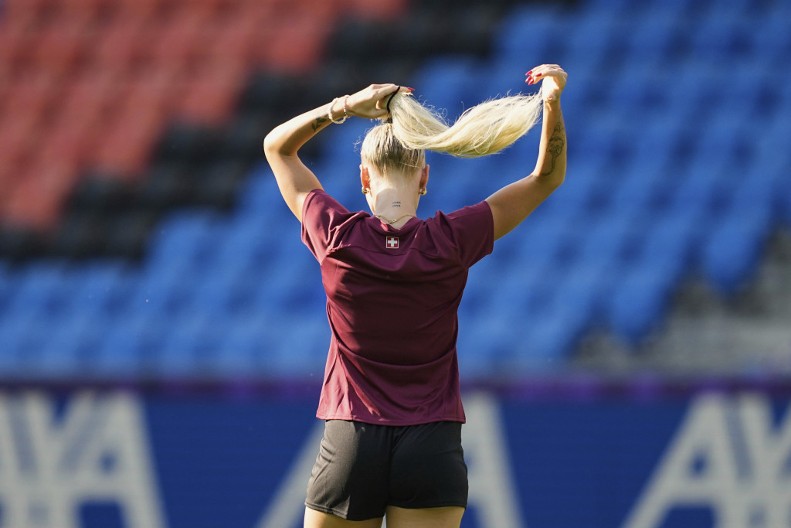 VRHUNAC EMOCIJA U Švajcarskoj počelo EP za žene, sve oči uprte u nju. Ne zbog umeća u kopačkama