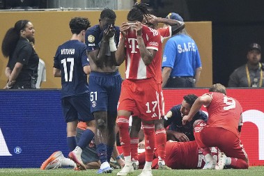 UZNEMIRUJUĆE Jeziva povreda najboljeg igrača Bajerna, golman PSŽ-a mu slomio nogu (VIDEO)