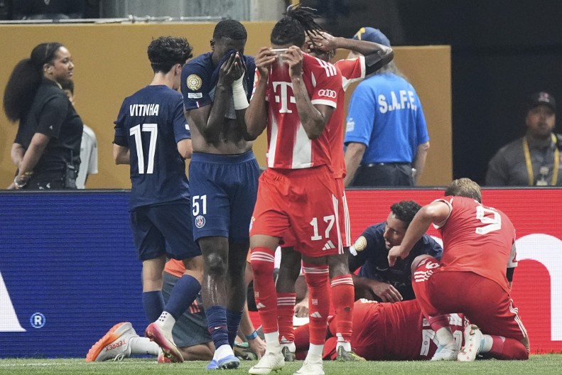 UZNEMIRUJUĆE Jeziva povreda najboljeg igrača Bajerna, golman PSŽ-a mu slomio nogu (VIDEO)