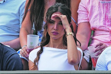 RAME ZA PLAKANJE Dimitrov u suzama napustio Vimbldon, a dočekala ga lepotica kakve nadaleko nema