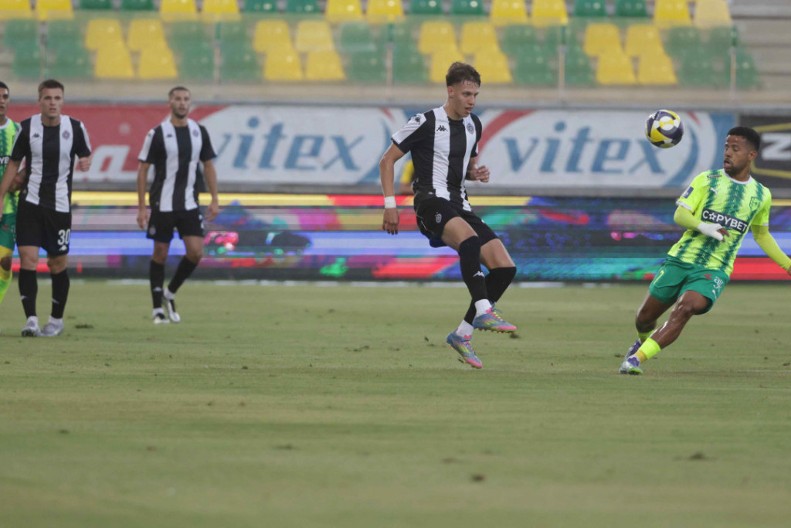 PORAŽENI PARTIZAN SE PEVAJUĆI VRAĆA SA KIPRA Crno-beli vrtić sa mnogo mana će ovako teško do Evrope