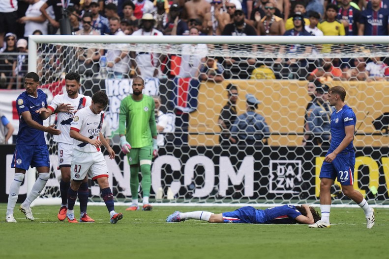 SRAMNA SCENA U FINALU SVETSKOG PRVENSTVA Fudbaler PSŽ-a počupao igrača Čelsija za kosu (VIDEO)