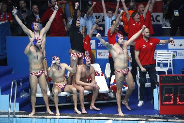 VATERPOLO KLASIK PRIPAO "BARAKUDAMA" Hrvatska u drami srušili Crnu Goru na prvenstvu sveta