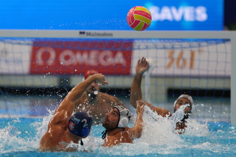 "AZURI" POTOPILI "DELFINE" POSLE PETERACA Vaterpolo klasik pripao Italijanima za gotovo siguran plasman u četvrtfinale prvenstva sveta!