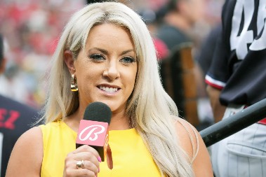 JEZIVO Atraktivnu novinarku loptica pogodila na nezgodno mesto, Instagram "gori" zbog njene objave (FOTO)