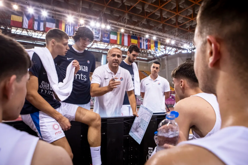 DRAMA NA MEČU SRBIJE Francuz se zaleteo na naše košarkaše, jedva sprečen opšti haos (VIDEO)