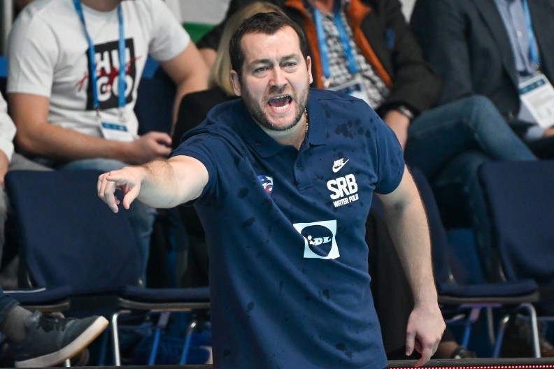 POMRAČENJE Selektor poludeo, održao strašnu lekciju "delfinima" na tajm-autu (VIDEO)