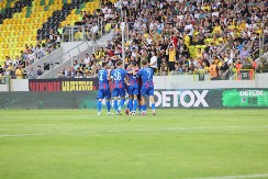 PUN KOFER OSMEHA ZA PARTIZAN SA POLJSKE AVANTURE Premijerna evropska pobeda "Blagojevićevih beba"