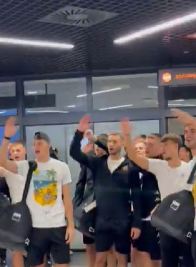 KO JE OVO MOGAO DA OČEKUJE? Navijači Partizana dočekali fudbalere na aerodromu (VIDEO)