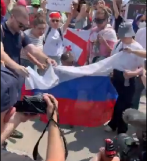 NEZAPAMĆEN SKANDAL Gažena i zapaljena zastava Rusije zbog učešća na Svetskom prvenstvu (VIDEO)