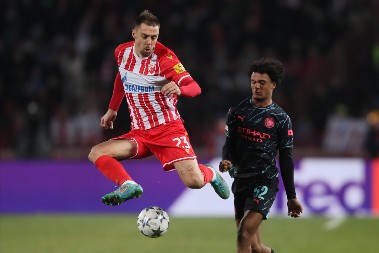 "SKINI PUDER, SKINI BLUZU..." Doskorašnjeg fudbalera Zvezde novi klub predstavio uz pesmu Desingerice (VIDEO)