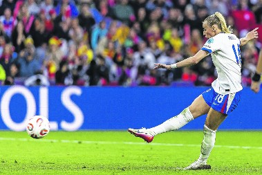 OPASNOST ZA GOLMANE Engleskinja kad šutne, to puca! A tek kad skine dres...