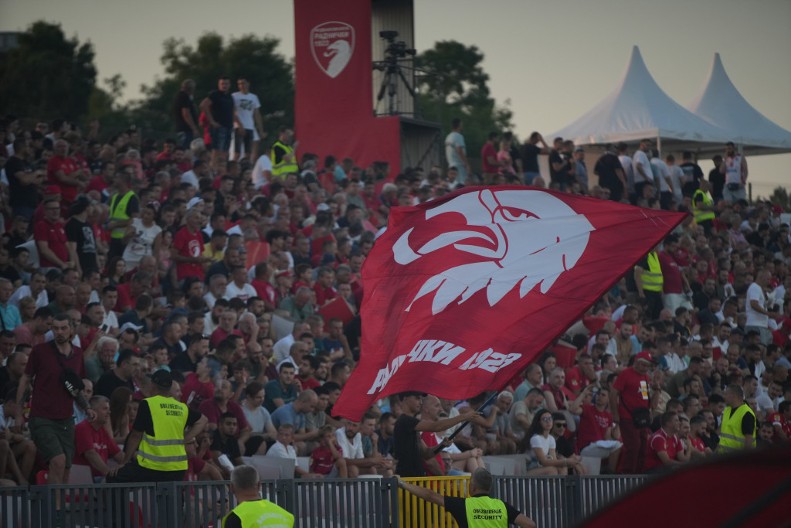 SKANDAL NA FARSKIM OSTRVIMA Navijači Radničkog hteli da se obračunaju sa igračima!