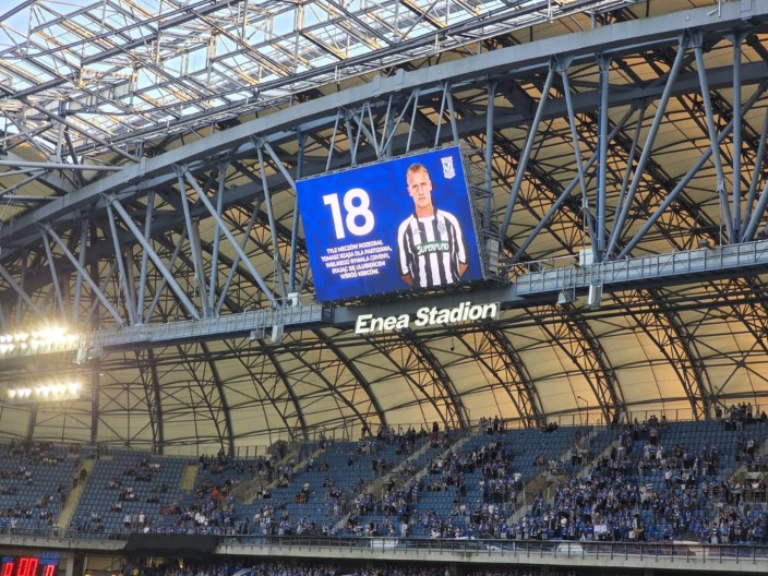 PROVOKACIJA PRED MEČ U POZNANJU Leh na stadionu objavio fotografiju igrača u Partizanovom dresu, a poznat je i razlog (FOTO)