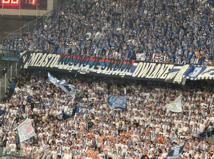 GEST POLJAKA ZA PAMĆENJE Navijači Leha razvili zastavu "Kosovo je Srbija" (FOTO)