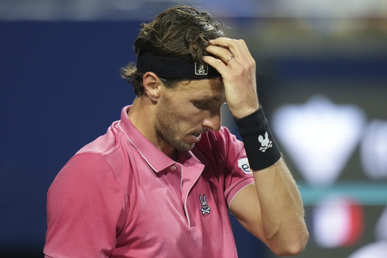 HOROR U SINSINATIJU Teniser se samo srušio na teren, lekari hitno reagovali (VIDEO)