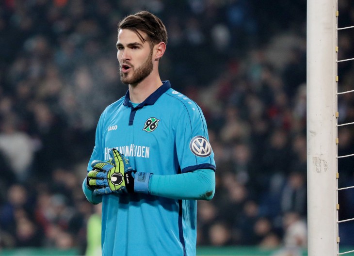 POKLEKAO Golman bečke Austrije odlučio se za nesvakidašnji potez